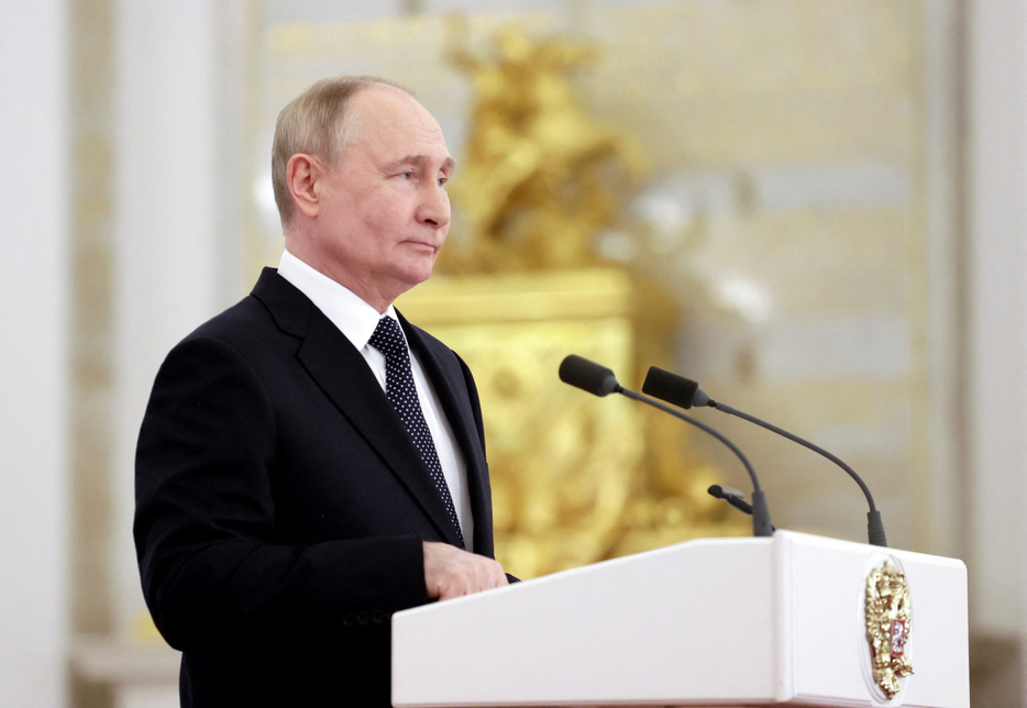 ロシアのプーチン大統領は２１日、ロシアが抑止力として核兵器の開発を継続し、ウクライナで戦う軍に最新兵器やドローンを供給すると言明した。写真は６月２１日、クレムリン（大統領府）で行われた軍士官・警察学校の卒業式で演説するプーチン大統領（２０２４年　ロイター／Sputnik/Mikhail Sinitsyn/Pool via REUTERS）