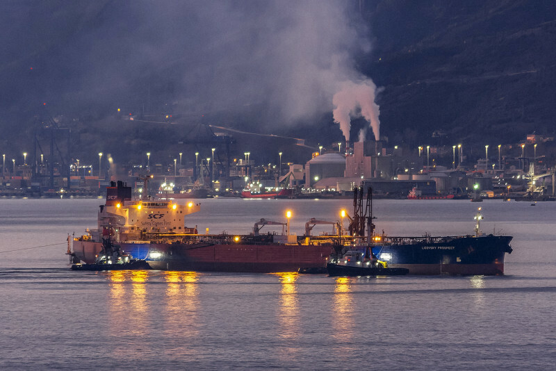 トルコ沿岸を航行するリベリア船籍のタンカー＝2019年12月15日、ロイター