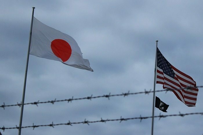 基地で掲揚されている日米の国旗