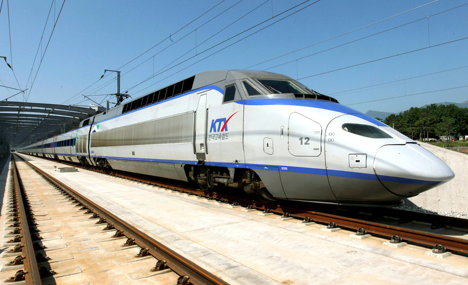 韓国高速鉄道（KTX）の車両＝2010年（聯合＝共同）