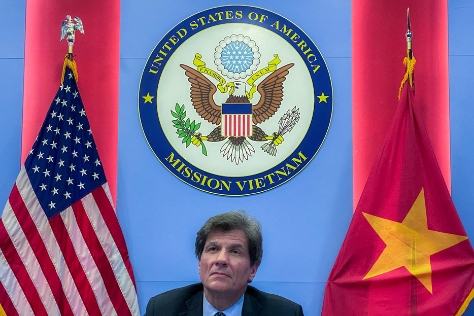 　フェルナンデス米国務次官（経済成長・エネルギー・環境担当）は６月２５日、ベトナムのズン計画投資相と会談し、経済協力の強化について協議した。１月２６日、ハノイで撮影（２０２４年　ロイター/Thinh Nguyen）