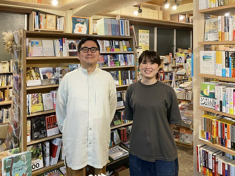 書店「本町文化堂」を営むプラグの嶋田詔太さん（左）と三木早也佳さん