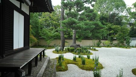 紫式部の邸宅跡と伝わる地に建つ京都 廬山寺（写真： けんじ / PIXTA）