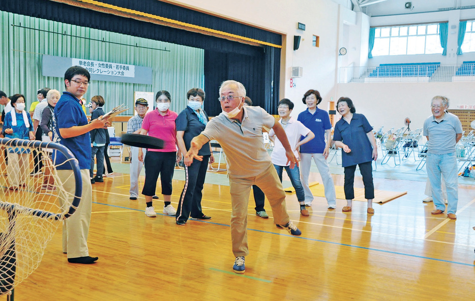 奄美市3地区の単老会長や若手委員、女性委員が親睦を深めたレクリエーション大会＝27日、鹿児島県奄美市住用町