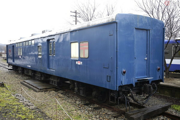 のと鉄道の能登中島駅で保存されているオユ10形。車内は郵便を仕分ける機能を備える（安藤昌季撮影）。