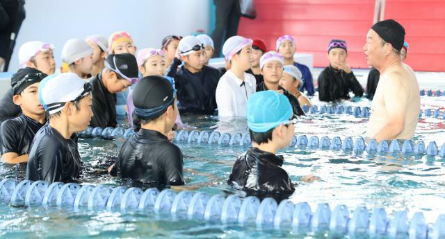 モデル事業として民間のスイミングスクールで始まった小学校の水泳の授業＝３日午前、宮崎市・西日本スイミングクラブ祇園