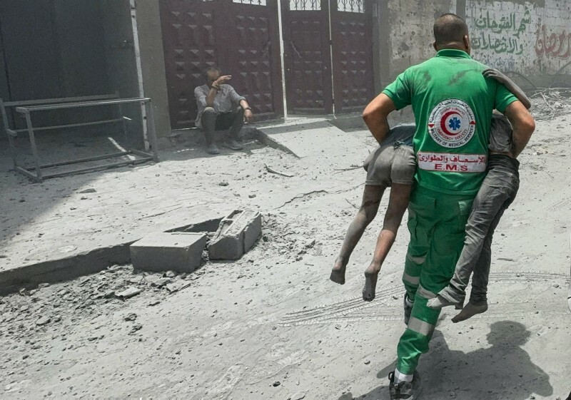イスラエルの空爆による負傷者を救助する救急隊員＝パレスチナ自治区ガザ地区北部ガザ市で2024年6月22日、ロイター