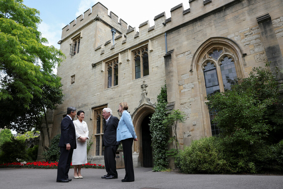 オックスフォード大のベリオールカレッジに到着された天皇、皇后両陛下＝２８日、英オックスフォード