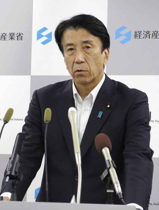 電気・ガス料金の負担軽減策について記者会見する斎藤経産相＝28日午後、経産省