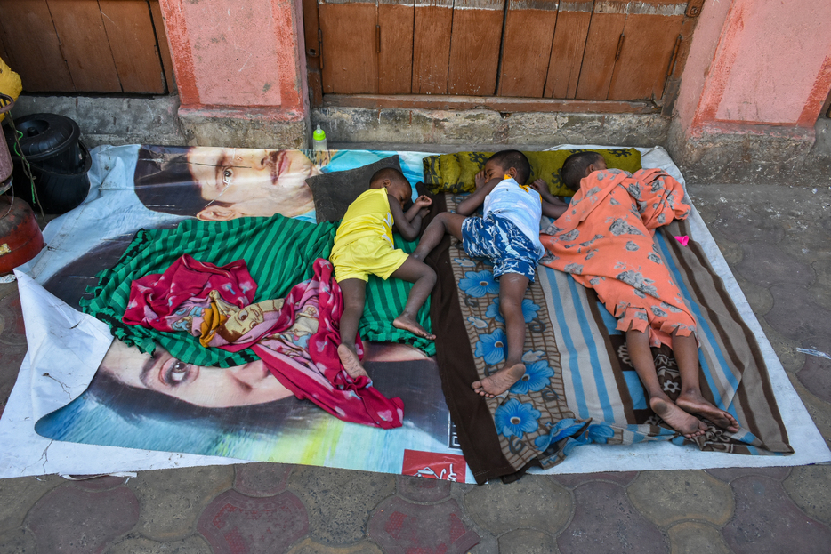 インドの路上で眠る子どもたち（ NurPhoto /gettyimages）