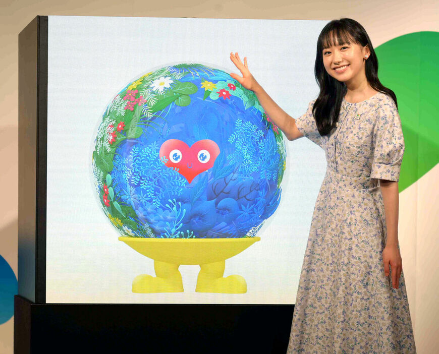 名前の決まったマスコットキャラクター「トゥンクトゥンク」とともに笑顔の芦田愛菜