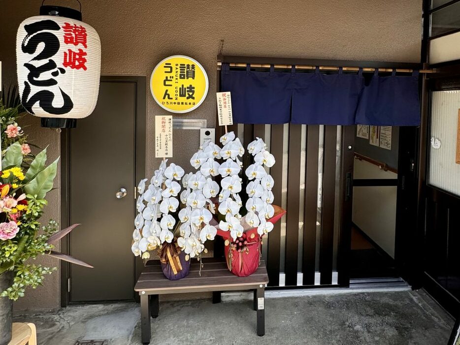 小道に入っていくと現れるお店