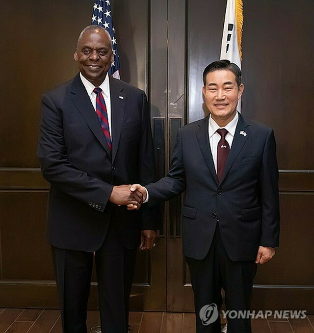 韓国の申源湜国防部長官（右）は2日、シャングリラ会合が開かれているシンガポールで米国のオースティン国防長官と会談した（国防部提供）＝（聯合ニュース）