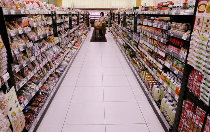 　６月２５日　日本チェーンストア協会が２５日発表した５月の全国スーパーマーケット総販売額（４７社、９１８３店）は、店舗調整後で前年比０．１％増の１兆０３２３億円となった。写真は２０２０年５月、千葉県内にあるスーパーマーケットで撮影（２０２４年　ロイター／Kim Kyung-Hoon）