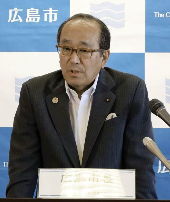 広島市役所で記者会見する松井一実市長＝5日午後