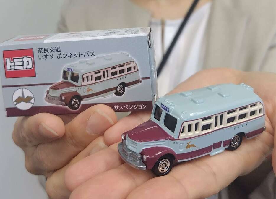 奈良交通が販売するボンネットバスのトミカ＝奈良市