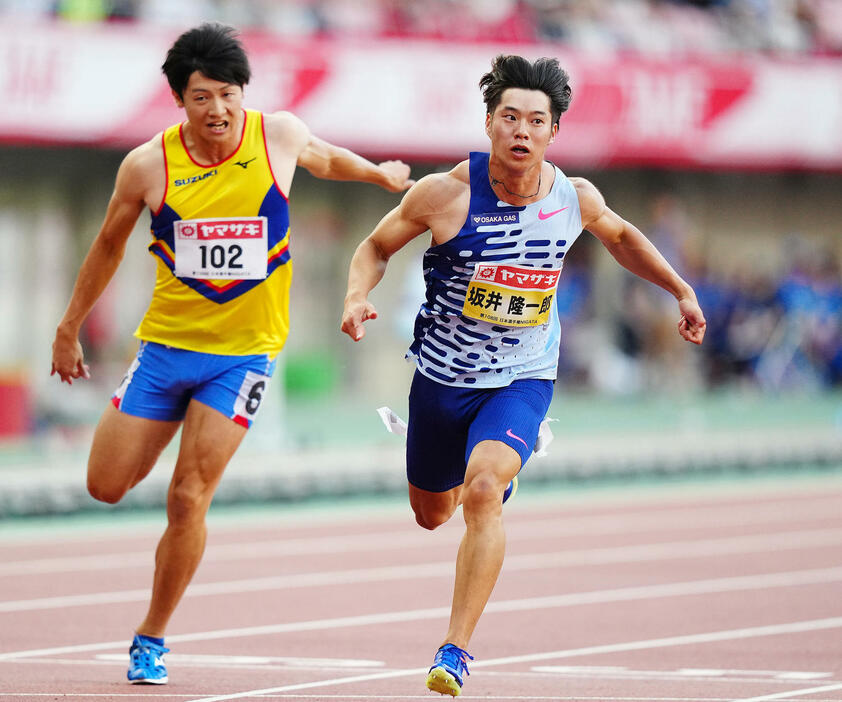 男子100メートル準決勝、力走する坂井（右）（撮影・垰建太）
