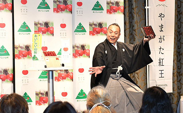 「やまがた紅王」と本県の魅力をＰＲする歌舞伎役者の中村橋吾さん。見えを切ると大きな拍手が送られた＝東京・銀座三越