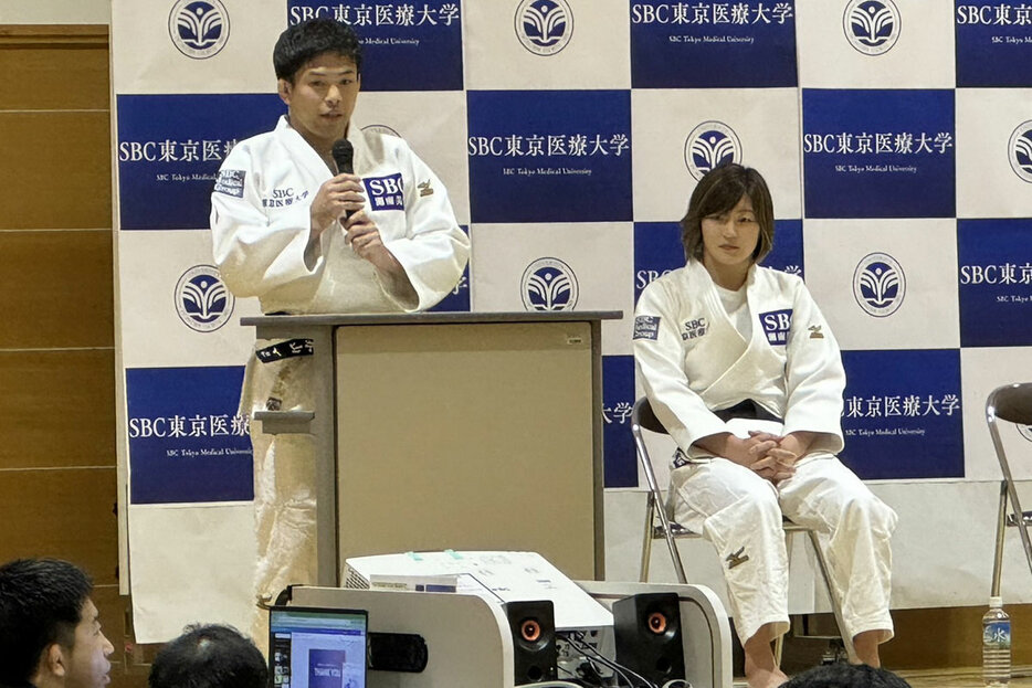 特別講義を行った永山竜樹(左).右は角田夏実