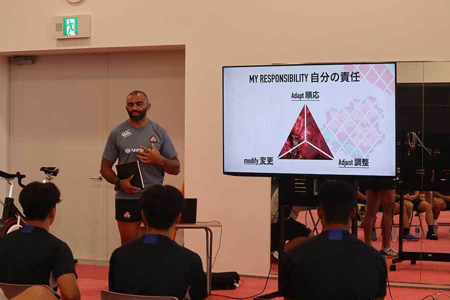 宮崎合宿で開催された将来の日本代表選手育成のための「JAPAN TALENT SQUADプログラム」で講義をするリーチ、学生世代の育成にも力を注ぐ【写真：（C）JRFU】