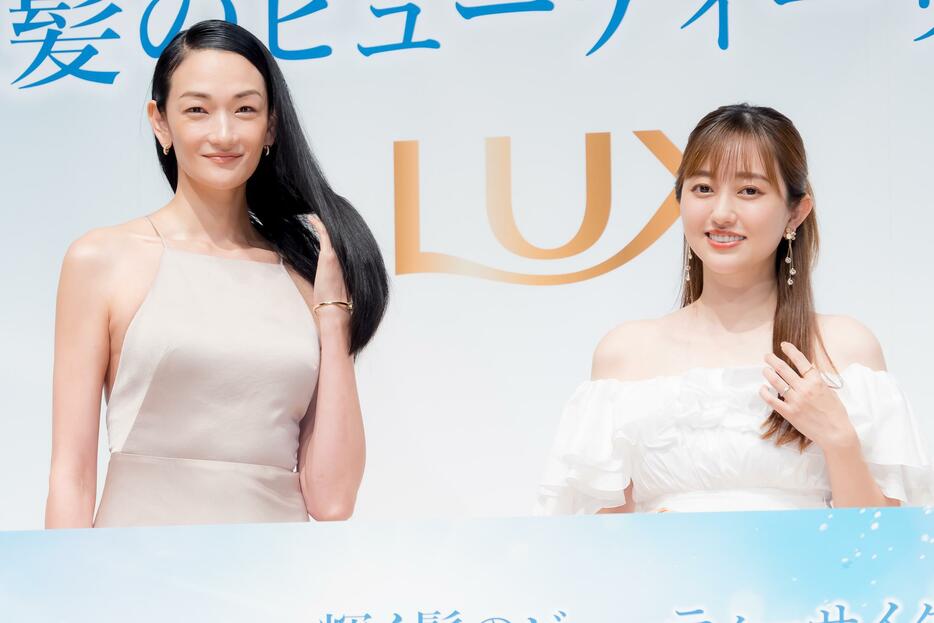 トータルビューティーケアブランド「LUX」のトークイベントに出席した冨永さん（左）と菊地亜美さん