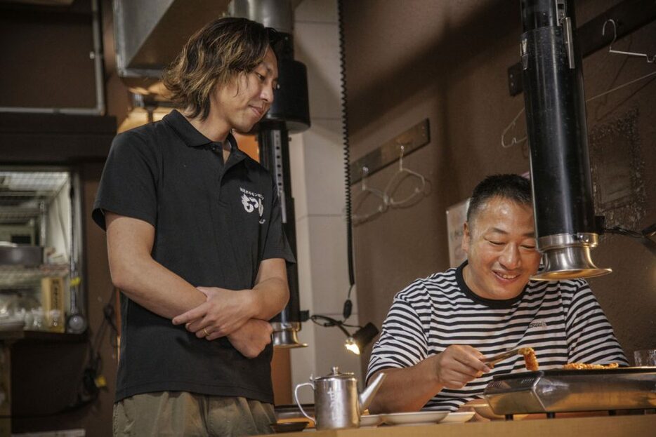 鈴木店長の素晴らしいカットの技術と、面倒な下処理の完璧さに感動した小池さん。「鈴木さんの愛が伝わってきます」と、語りだしたら止まらない二人