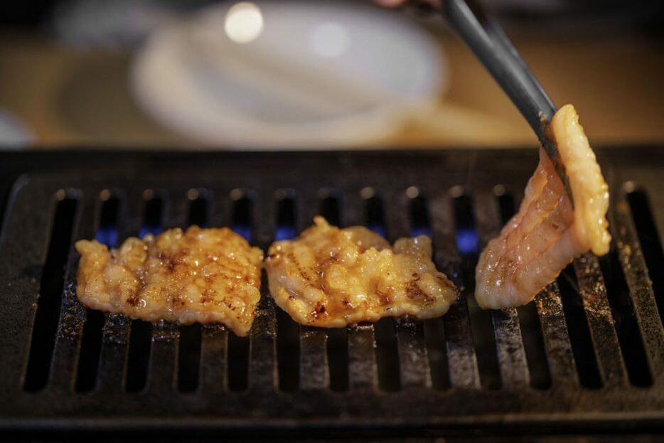 皮のおいしさを楽しむために、しっかりと焼き、脂がじゅくじゅくしてきたら食べ頃