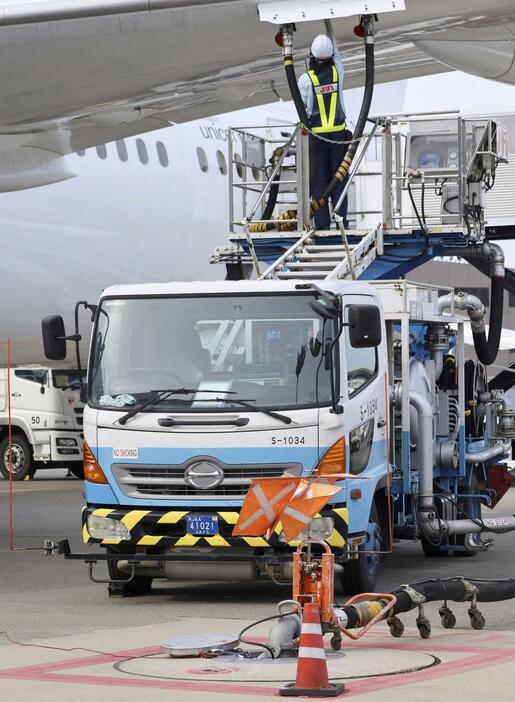 航空機に燃料を補給する作業＝27日午後、成田空港