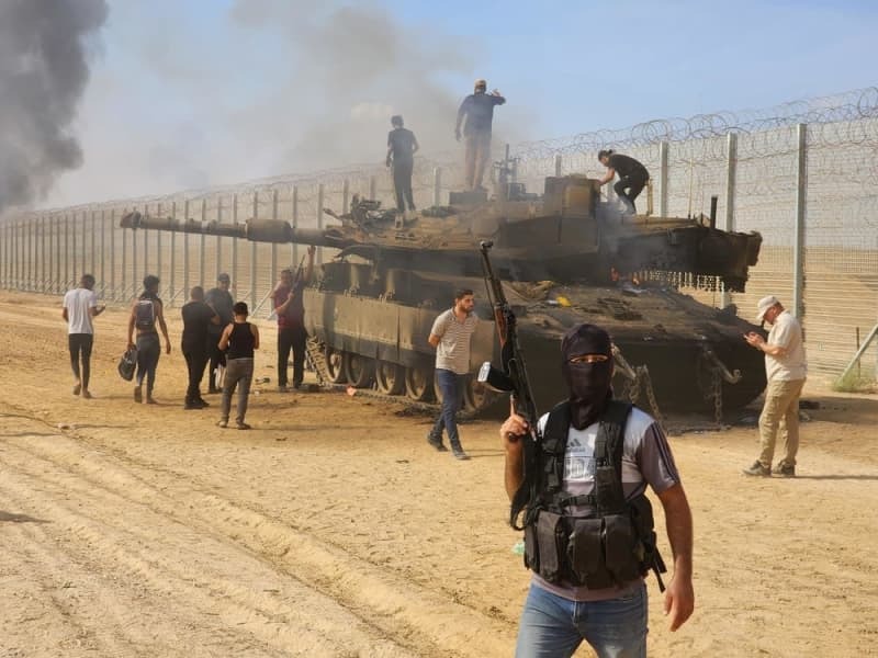 パレスチナ自治区ガザでイスラエル軍の戦車を破壊するイスラム組織ハマスの戦闘員ら＝２０２３年１０月７日（ゲッティ＝共同）