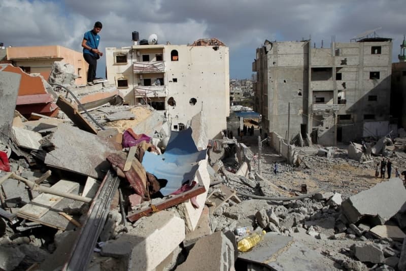 パレスチナ自治区ガザ南部ラファで、イスラエル軍の攻撃により破壊された建物＝２０２４年５月５日（ロイター＝共同）
