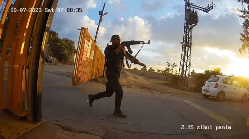 監視カメラが捉えたイスラム組織ハマスの戦闘員＝２０２３年１０月７日、イスラエル南部（Ｓｏｕｔｈ　Ｆｉｒｓｔ　Ｒｅｓｐｏｎｄｅｒｓ・ロイター＝共同）