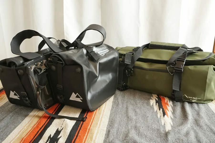 左がツアラテックの振り分けバッグ「サイドバッグエンデュランス」。右がテンマクデザイン×ノマディカのダッフルバッグ「防水ダッフルバッグ イルジグ」