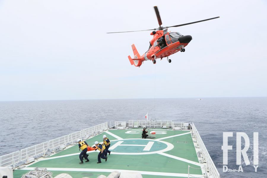 第八管区海上保安本部所属巡視船「わかさ」のヘリ甲板に米国沿岸警備隊のヘリが要救助者を引き渡す