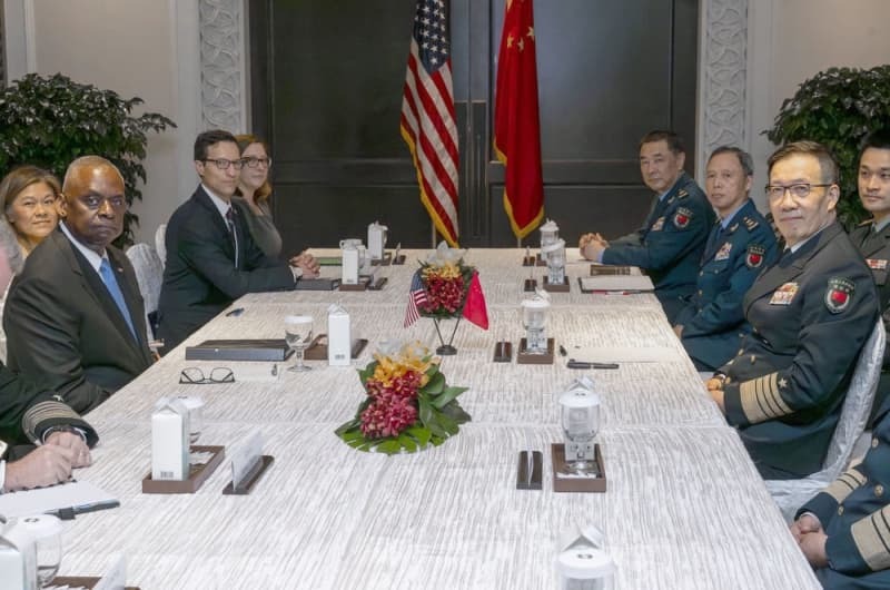 ５月、シンガポールで会談したオースティン米国防長官（左手前）と中国の董軍国防相（右手前）（オースティン氏のＸから、共同）
