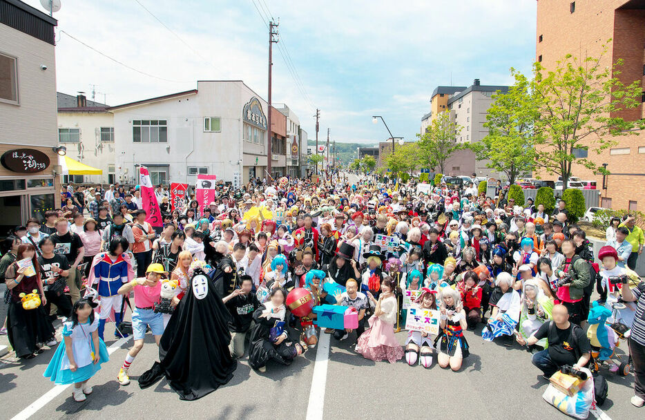過去に行われた「TOYAKOマンガ・アニメフェスタ」の一幕。パレードするコスプレイヤーたちで町はごった返す（ＴＭＡＦ実行委員会提供）