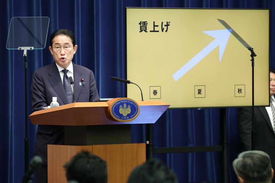岸田文雄首相は２１日、通常国会の事実上の閉幕に合わせて首相官邸で会見し、物価高に対応するため、電気・ガス料金の負担を軽減する補助金を８月から再開すると表明。今秋の経済対策策定を目指す方針も明らかにした