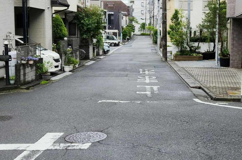 ゾーン30に指定されていない生活道路の多くは、法改正後に30km/h制限が適用されることになるだろう。