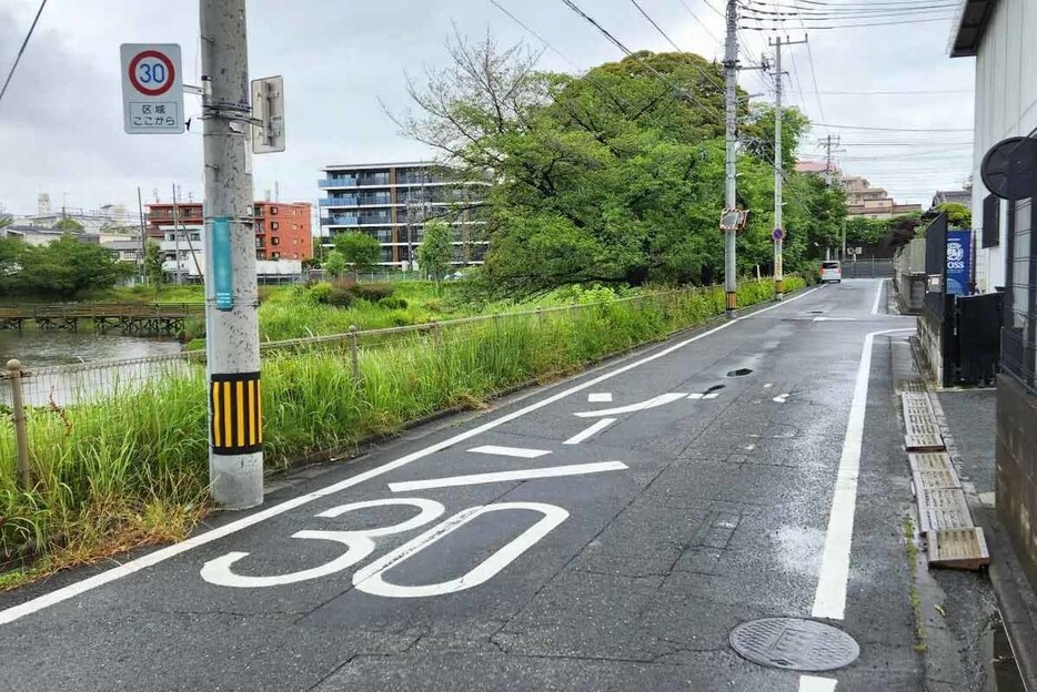 ゾーン30やゾーン30プラスといった上限30km/hの生活道路は既に存在する。法改正後、ゾーン設定や表示がなくても上限30km/hの道路が全国に広がることに。