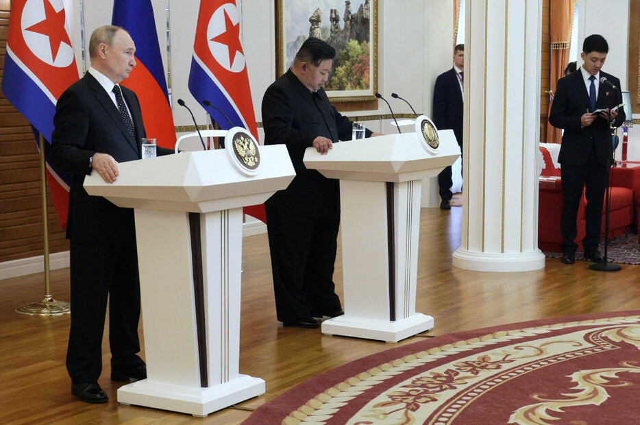 １９日、平壌で会談後、記者発表に臨むロシアのプーチン大統領（左）と北朝鮮の金正恩朝鮮労働党総書記（左から２人目）