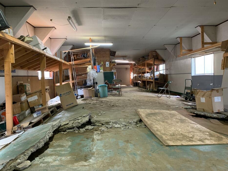 床がめくれ、土砂があふれた津幡さんの事務所兼倉庫からは災害ごみが運び出された（本人提供）