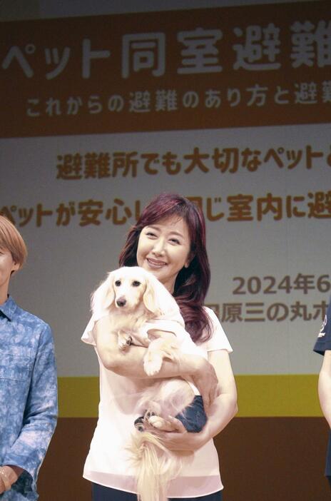 セミナーに愛犬を連れて参加した伍代夏子さん＝9日午後、神奈川県小田原市