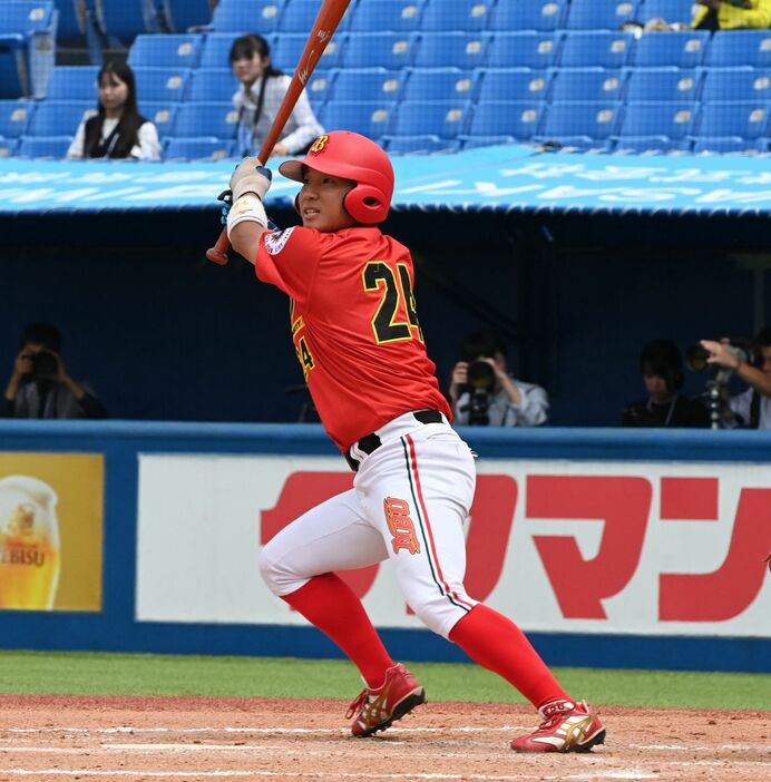 6回2死一塁、日本文理大・松本は左前打を放つ（撮影・伊東昌一郎）