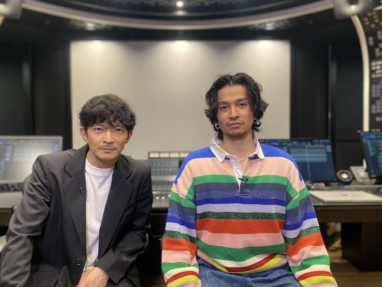 コジマプロダクションのアフレコスタジオでの2ショット。左から津田健次郎、常田大希。 (c)NHK