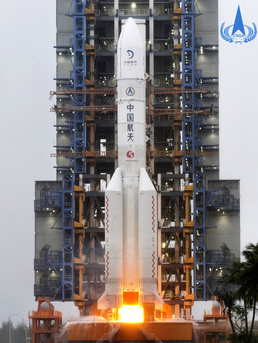 5月、無人月面探査機「嫦娥6号」を搭載し、打ち上げられる運搬ロケット「長征5号遥8」＝中国海南省文昌（新華社＝共同）