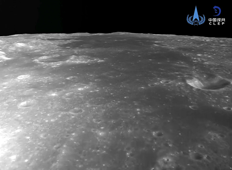 中国の無人月面探査機「嫦娥6号」が着陸時に撮影したとする月の裏側の画像（中国国家宇宙局のサイトから、共同）