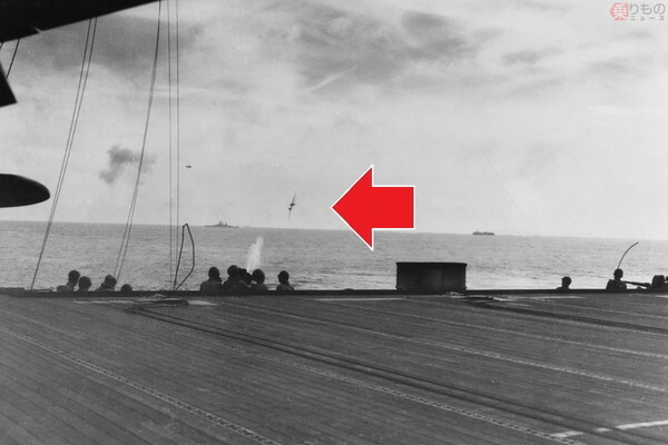 「銀河」は特攻作戦にも投入された。写真は1944年12月、フィリピンのスールー海峡でアメリカ軍の護衛空母へ突入を試みるも撃墜された「銀河」（画像：アメリカ海軍）。