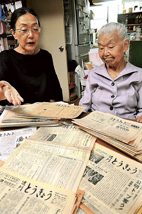 創刊50周年を迎えた「週刊とうきょう」主幹兼記者の涌井友子さん（右）。次女久美子さんと取材を手分けして行い、自宅で執筆、割り付けに励む＝6月上旬、東京都中野区
