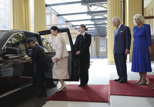 チャールズ国王、カミラ王妃にお別れのあいさつを終え、バッキンガム宮殿を出られる天皇、皇后両陛下（２７日、ロンドンで）＝米山要撮影