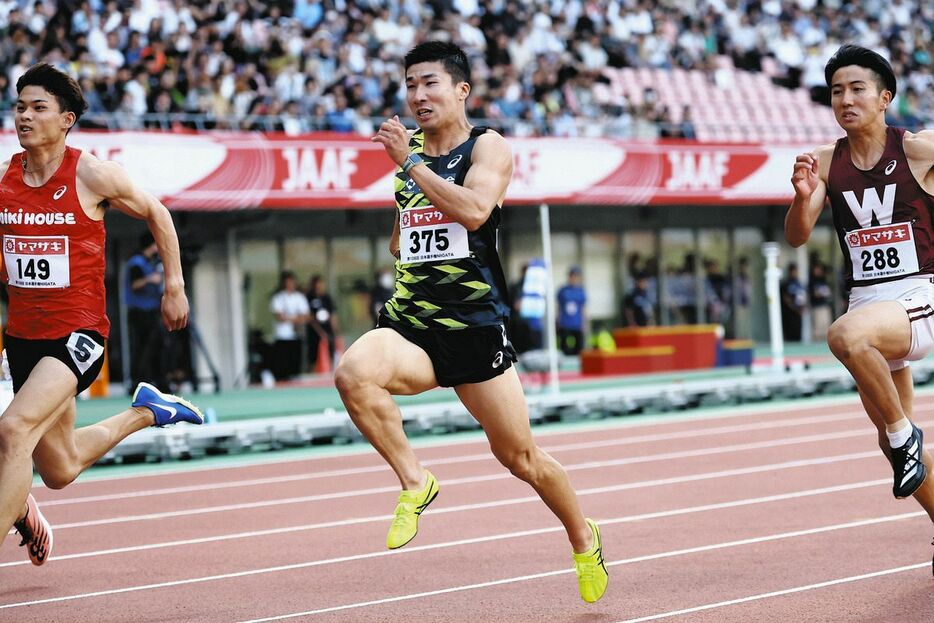 男子１００メートル準決勝　力走する桐生祥秀（中）