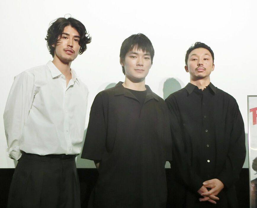 舞台あいさつした（左から）寛一郎、杉田雷麟、飯島将史監督